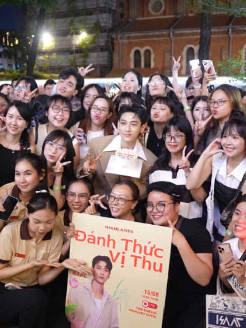 Đêm sự kiện vừa qua chính thức là lời chào mùa Thu mà Highlands gửi tới Bạn! 😚🕺🌾​ 🪩 Không khí sôi động, âm nhạc bùng nổ và hàng ngàn ưu đãi dành tặng mọi người Thu này! ​ Highlands xin gửi ngàn trái tim đến anh trai ISAAC với năng lượng siêu cháy trên sân khấu, đến Vietcombank JCB đã đồng hành tiếp sức rất nhiệt cho sự kiện, và đặc biệt là toàn bộ khách mời tham gia cùng khán giả theo dõi qua sóng trực tiếp. 🥮 BST Bánh Trung Thu & Đánh Thức Vị Thu chính thức đã có mặt trên toàn quốc! 🫰 Cảm ơn Bạn vì đã là một mảnh ghép hoàn hảo cùng Highlands tạo nên một đêm Thu thật rực rỡ! Theo dõi Highlands để tiếp tục cập nhật những chương trình sắp tới nhé!​ #HighlandsCoffee #ISAAC #Vietcombank #JCB #DanhThucViThu