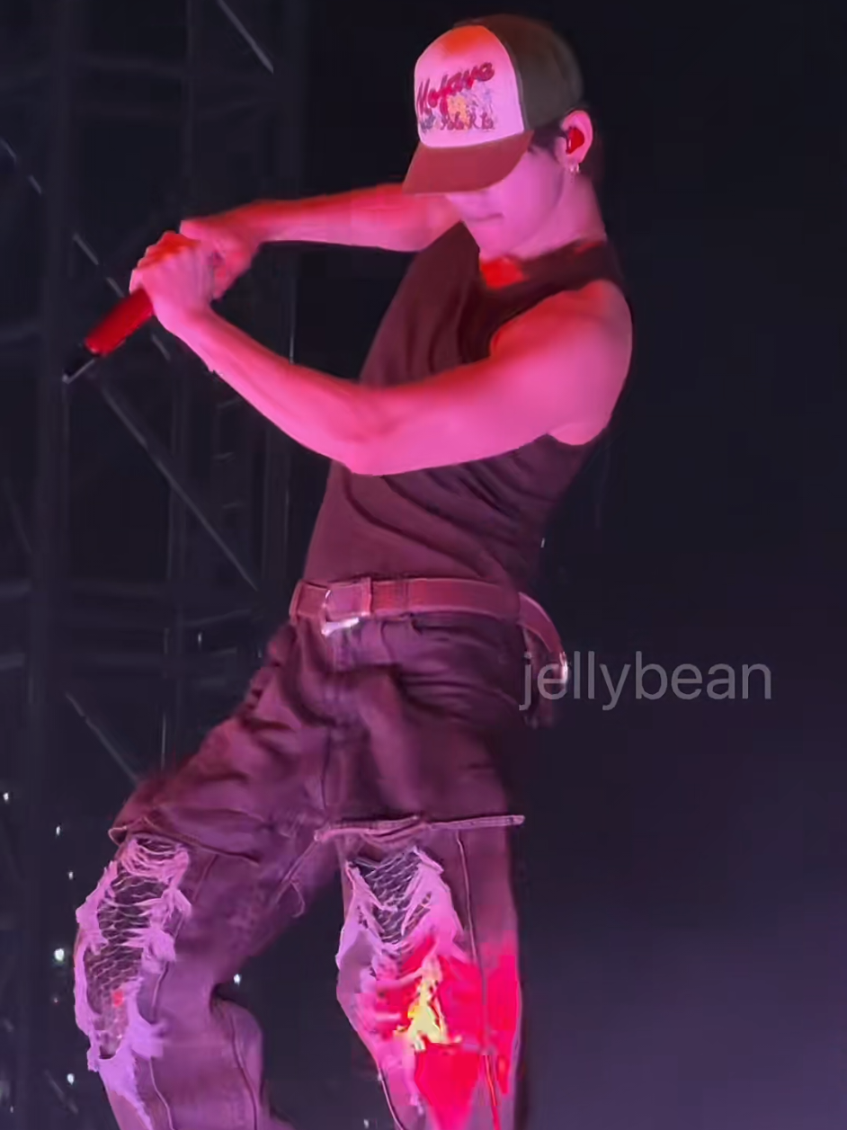 hes so dangerous ❤️‍🔥🔥 #taehyung #kimtaehyung #btsconcert #btsarirangworldtour2026 #btstoronto 