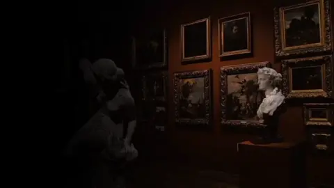 “قالتْ مللتُك إذهب لستُ نادمةً ‏على فراقك إن الحبَّ ليس لنا ‏سقيتكَ المر من كأسي شفيتُ بها ‏حقدي عليك ومالي عن شقاك غنى! حَسبتُ دنيا نعيمي فِيك ماثلة فَخابَ ظَني فألفَيت النعيم ضنى ‏لن أشتهي بعد هذا اليوم أمنيةً ‏لقد حملتُ إليها النعش والكفنا   ‏قالت وقالت ولم أهمس بمسمعها ‏مَا ثار مِن غصص الحَرى وما سَكنا ترَكتُ حُجْرتها والدفئ منسَرحا والعِطر مُنسكبا والعُمر مرتَهنا وسِرْت فِي وحْدَتي والليلُ مُلتَحفٌ بالزَّمهَرير وما فِي الأفُق ومضُ سنا #راكان_الشايع #شعر #قصيدة #شعروقصايد 
