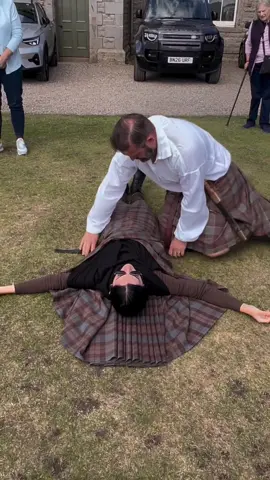 A lovely moment from a recent tour, captured by @marialetiziacucinotta (insta) There’s always something special about putting on the Great Kilt, especially when you get to share the history and tradition behind it with guests along the way. Thank you, Maria, for joining me in Scotland and for sharing such kind words about your experience with Highlander Tours. It was a real pleasure having you on tour. #Scotland #outlander #andythehighlander #highlandertours #greatkilt