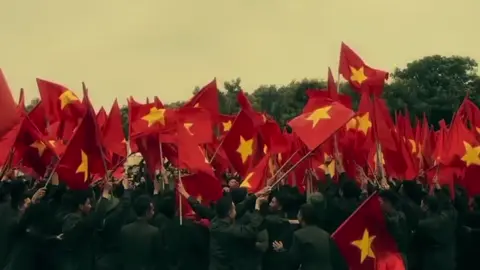 🇻🇳 02.09.2026 — MỘT NGÀY ĐẶC BIỆT CỦA  TOÀN THỂ NHÂN DÂN ĐẤT NƯỚC VIỆT NAM 🇻🇳 Tháng 9 về mang theo sắc đỏ rực rỡ trên khắp những con đường, mang theo niềm tự hào trong trái tim của mỗi người con đất Việt. ❤️ Ngày Quốc khánh là dịp để chúng ta cùng nhớ về những trang sử hào hùng của dân tộc, biết ơn những thế hệ đã đi qua chiến tranh, đã hy sinh và cống hiến để đổi lấy nền hòa bình mà chúng ta đang có hôm nay. 81 năm kể từ mùa thu lịch sử, ngày 2/9 hôm nay lại là dịp để mỗi người Việt Nam cùng nhìn lại, trân trọng và tự hào về hành trình của đất nước. Từ những năm tháng đầy gian khó, biết bao thế hệ đã hy sinh và cống hiến để chúng ta có được cuộc sống hòa bình, tự do và bình yên như ngày hôm nay. Có những điều tưởng như rất bình thường như lá cờ đỏ sao vàng tung bay, tiếng Quốc ca vang lên, những con đường rực sắc đỏ nhưng phía sau đó là biết bao hy sinh, mất mát và những năm tháng kiên cường của các thế hệ đi trước. Vì vậy, ngày 2/9 không chỉ là một ngày lễ, mà còn là dịp để mỗi người Việt Nam thêm trân trọng hai chữ “độc lập”, thêm biết ơn những người đã góp phần gìn giữ bình yên hôm nay. Tự hào Việt Nam; tự hào về quá khứ, trân trọng hiện tại và cùng hướng đến một tương lai thật rực rỡ. 🇻🇳❤️✨ #fyp #vietnam #vietnamtoiyeu #2thang9 #quockhanh 