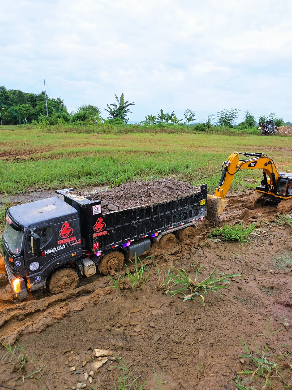 Máy xúc thủy lực RC giải cứu xe ben bị lầy dưới bùn!  Xem nó có cuốn không anh men 🤩🤩 #DIY #rctruck #quangvanrc #rchomemade #rcexcavator 