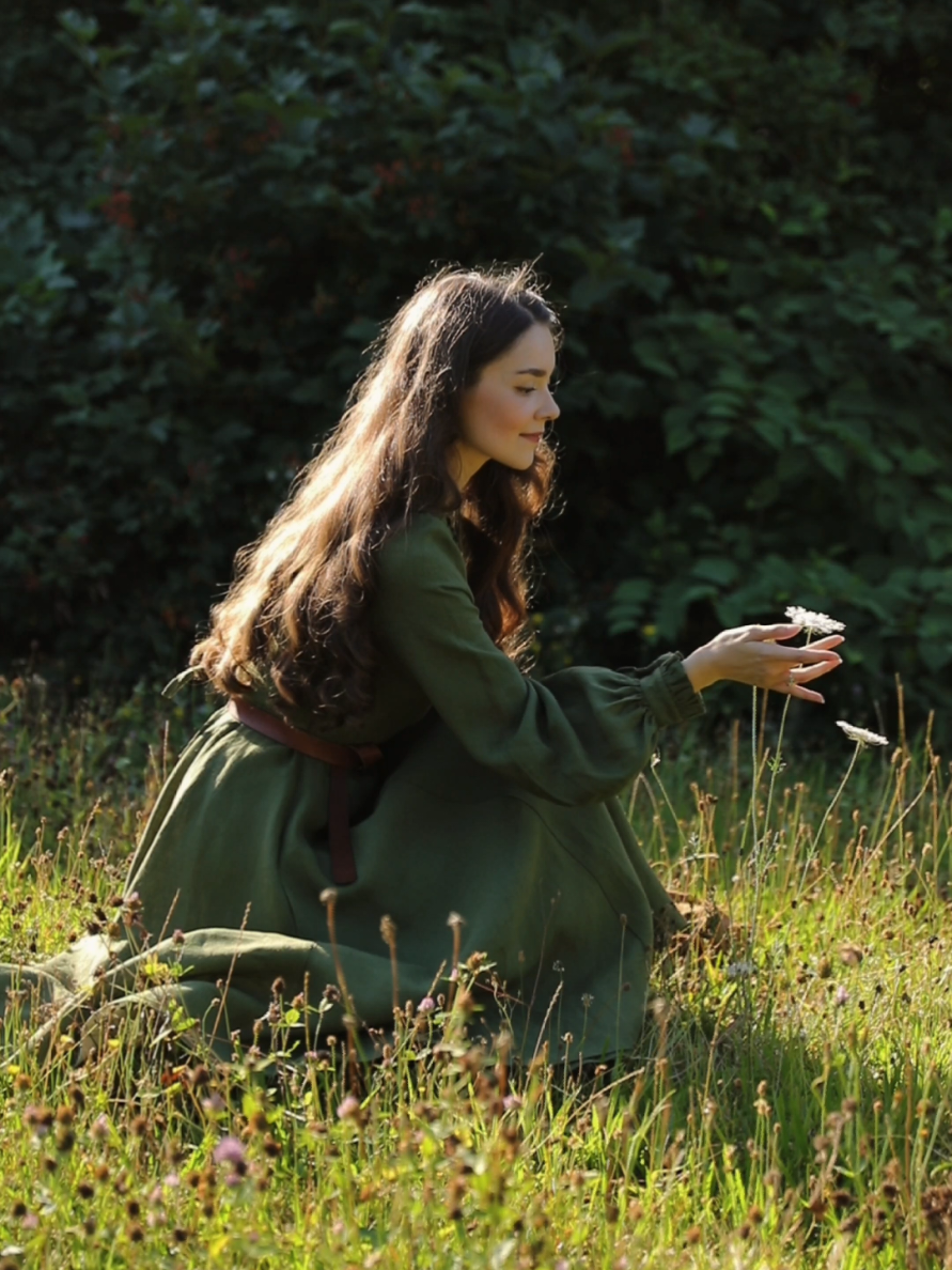 A magical morning hour in the meadow 🌿🌞 ft. the Darcy Dress from @Son de Flor ✨  #vintagefashion #linendress 