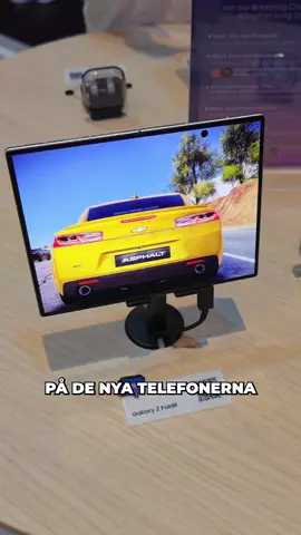 I betalt samarbete med @Samsung Nordics är vi på GAMESCOM! Åkt ner hit till Tyskland och kollat in hela mässan, alla nya spel och all ny teknik. Här är mina 3 favoritsaker från Samsungs monter! 1. Nya telefonerna är sinnes, älskar nya Galaxy Z Fold8 och att man kan vika upp den, så nice och passade perfekt för bilspel. Spelade också Genshin Impact för första gången någonsin här, testade det på Galaxy S26 Ultra och var så bra känsla i spelet. Laddade ner det direkt på min egen S26 Ultra sen 🤝 2. Nya COD MW4 var ändå trevligt, gillar man Modern Warfare serien så känner man sig som hemma här. Fanns även Crimson Desert att lira på Samsung Oddyssey-skärmarna och det såg grymt ut, har det på min back-log och en av utvecklarna var även på plats på scen och pratade om spelet och nya updates 3. Play Galaxy Cup finalen var succe, tror inte man förstår hur stort PUBG Mobile och mobilgaming är. Sjukt spännande att se live, mer om eventet kommer i nästa video 🎉🇩🇪 #PlaySamsung #gamescom2026 #Odyssey #PlayGalaxyCup #SamsungSSD @Samsung 