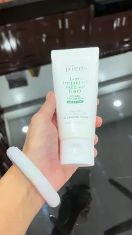 Sữa rửa mặt Make P:rem Safe Me. Relief Moisture Cleansing Foam là dòng làm sạch dịu nhẹ với công thức tối giản, mang lại cảm giác mềm mại và dễ chịu sau khi sử dụng. Sản phẩm giúp loại bỏ bụi bẩn và dầu thừa mà vẫn giữ được độ ẩm tự nhiên của da, phù hợp để sử dụng hằng ngày. - Làm sạch da nhẹ nhàng, giúp lỗ chân lông thông thoáng - Giữ độ ẩm tự nhiên, hạn chế cảm giác khô căng sau khi rửa mặt - Hỗ trợ cân bằng bề mặt da - Mang lại cảm giác thư giãn, dễ chịu khi sử dụng - Giúp da trông tươi tắn và khỏe khoắn hơn #creatorsearchinsights #fypシ゚viral__  #xuhuong #suaruamat #makeprem