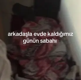 Neşet Ertaş, 1938 yılında Kırşehir’in Çiçekdağı ilçesine bağlı Kırtıllar köyünde, kendisi gibi bir ekol olan bozlak ustası Muharrem Ertaş ile Döne Hanım’ın evladı olarak dünyaya gözlerini açmıştır. Çocukluğu, Anadolu’nun yoksulluk ve çile dolu köy hayatının içinde, göçebe Abdal geleneğinin müzik ritimleriyle harmanlanarak geçmiştir. Müziğe dair ilk ve en önemli eğitimini, 