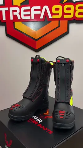 🔥 Bezpieczeństwo zaczyna się od podstaw. Dosłownie. Buty specjalne FHR 006 BRANDBULL zostały stworzone do działań, podczas których liczą się ochrona, stabilność i komfort. Posiadają świadectwo dopuszczenia CNBOP, spełniają normę EN 15090:2012 dla obuwia strażackiego typu 2 oraz wymagania trzeciego poziomu odporności termicznej HI3. Najważniejsze cechy: ✓ żaroodporna, hydrofobowa skóra o grubości 2–2,2 mm ✓ wodoodporna i oddychająca membrana TE-POR® ✓ stalowe wzmocnienie noska i dodatkowa ochrona kostek ✓ lekka, kevlarowa wkładka antyprzebiciowa IBISAFE® ✓ antypoślizgowa, antystatyczna oraz kwaso- i olejoodporna podeszwa NITRIL® ✓ ognioodporne nici Nomex® i taśmy odblaskowe 3M ✓ sznurowanie oraz zamek ułatwiający szybkie zakładanie To solidny wybór dla strażaków OSP i PSP, łączący wysoki poziom ochrony z wygodą podczas wielogodzinnych działań. 🥾 Sprawdź szczegóły i dostępność: https://strefa998.pl/buty-strazackie/953-buty-brandbull-006.html #Strefa998 #BRANDBULL #ButyStrażackie