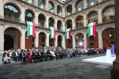 Una escritura no es solo un papel, es la certeza de que esa casa ya es tuya. Con la Presidenta Claudia Sheinbaum ya son 335 mil escrituras entregadas y 277 mil viviendas en construcción en todo México, obras que generan empleo y bienestar para millones de familias. Con 5 millones de créditos reestructurados, miles de hogares tienen mejores condiciones para seguir pagando su casa, y ganar un salario mínimo y tener casa propia ya es posible para miles de familias mexicanas. Hoy 7 millones de familias se han beneficiado con algún programa de vivienda. Entregar las llaves de una casa es entregar certeza patrimonial. #ClaudiaDaResultados #ViviendaParaTodos #SheinbaumPresidenta #CDMX #México