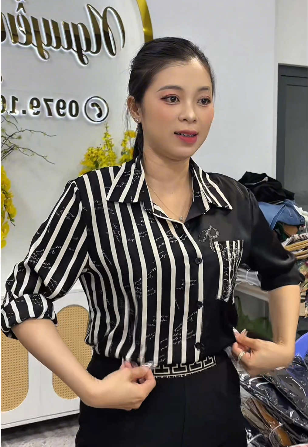 Áo sơ mi lụa phối sọc đính đá hàng cao cấp, lô này em Mai ưng từ phom đến chất vải, có size luôn nha mấy chị, ùi ui đẹp không thể tả luônnn mấy chế ơiiii 😍😍 #nguyenmaistore #camau #dotrungnien #aosomi #aosomiquangchau 