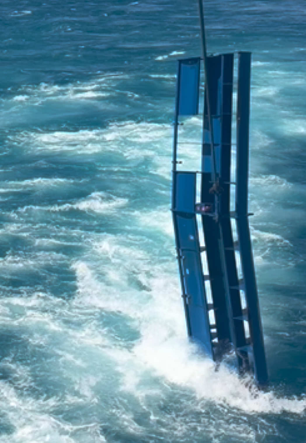 1 Doors coming back up to the boat                                                      2 Disconnect the G and O on the trawl deck                                            3 Disconnect floats and weights 4/5 Heave up the net and tunnel         6 Heave up the tail end winch 7 Enjoy the ☀️ and 🐟  #lunarbow #fishing #work #doors #fyp