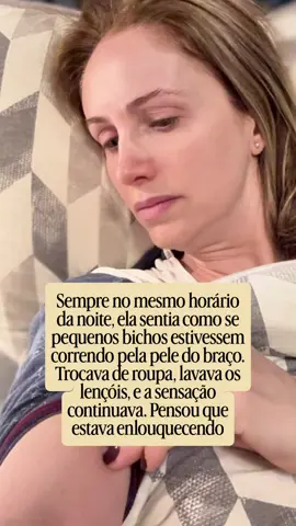 Ela chegou a se perguntar se estava mesmo vendo direito, se algo tinha mordido ela sem deixar marca, ou se estava ficando louca por sentir algo que ninguém mais via. Na terapia, descobrimos que essa sensação tem nome: formicação, uma forma de parestesia onde a pele “sente” um estímulo que não existe de verdade. O sistema nervoso simpático, quando fica em excesso de alerta, deixa os nervos da pele mais sensíveis, e isso pode criar essa sensação estranha de picadas ou movimento, mesmo sem nenhum contato real. 💡 No caso dela, descobrimos que isso sempre acontecia no fim do dia, exatamente no momento em que o corpo dela finalmente desacelerava depois de horas em alerta constante. Ela vivia numa rotina de muita cobrança, sempre em função dos outros, e a noite era o único momento em que parava de verdade, só que o corpo, sem prática nenhuma de descansar, reagia a essa pausa com sintomas físicos estranhos, como se não soubesse mais como relaxar sem soltar algum tipo de alarme. 👉 Trabalhamos isso ajudando ela a reduzir o alerta acumulado ao longo do dia, com técnicas de regulação do sistema nervoso antes de dormir, e criando uma transição mais suave entre o “modo ativo” e o descanso. Aos poucos, os episódios foram ficando mais raros, e hoje ela já reconhece que é o corpo pedindo uma pausa, não um sinal de perigo. ‼️ Alerta importante: essa sensação também pode estar ligada a causas físicas, como neuropatias, alterações hormonais, deficiências nutricionais, uso de certas substâncias ou efeitos de medicamentos, e em casos raros, persistentes e mais intensos, pode fazer parte de outras condições que exigem avaliação médica cuidadosa. Se você sente isso com frequência, procure um dermatologista, neurologista ou clínico geral antes de qualquer conclusão, e depois um psicólogo, caso as causas físicas sejam descartadas. 🫶 Se você é uma pessoa ansiosa e já viveu algo parecido, saiba que a psicoterapia com TCC é o tratamento padrão ouro para ansiedade, e os psicólogos da nossa equipe são especializados nessa abordagem. ❤️ Siga o @debemcomaansiedade se você quer se tornar mais inteligente que a sua ansiedade. Com carinho, Natália B. Rigatti