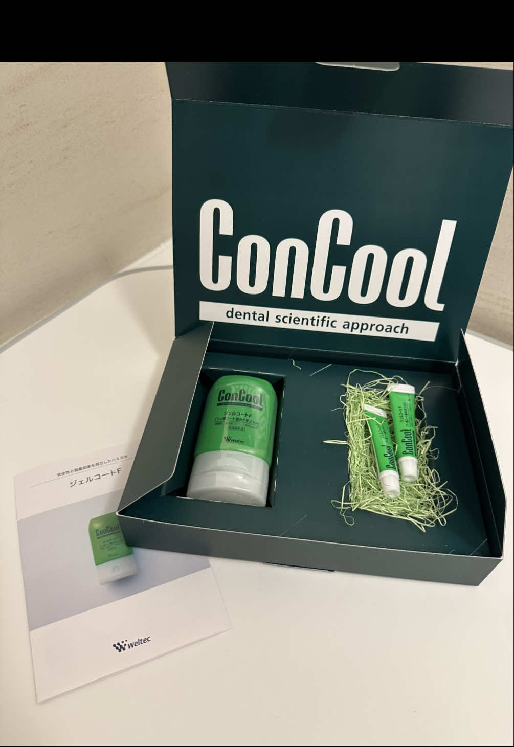 💚 無味に近いけど、磨いた後のスッキリ感がすごい😳 🦷💚 毎日のオーラルケアに「黄緑のヤツ」💚🦷 お気に入りの ConCool 「ジェルコートF」を使ってみた✨ ジェルタイプで歯や歯ぐきに密着しやすく、毎日の歯みがきに取り入れやすいのが嬉しいポイント🪥 さらに、最近は 舌磨き も習慣に◎ 舌もやさしくケアして、口の中をすっきり爽やかに✨ ✔️ ジェルタイプで磨きやすい ✔️ 毎日のオーラルケアに取り入れやすい ✔️ 舌磨きと合わせてすっきりケア ✔️ 見たら分かる「黄緑のヤツ」💚 歯みがき＋舌ケアで、毎日気持ちいいお口習慣を🫧 #ジェルコートF #舌磨き #ConCool #黄緑のヤツ 