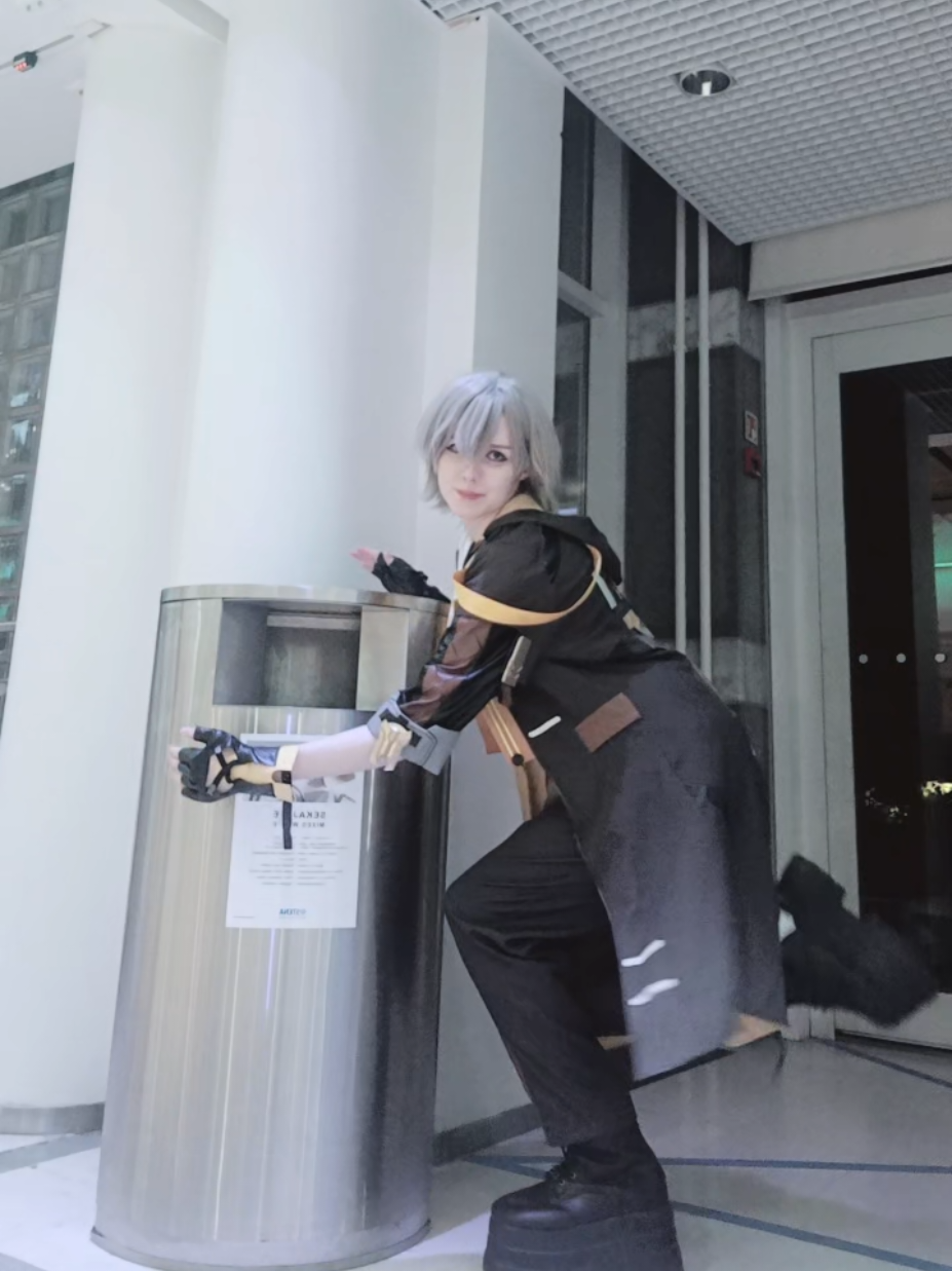 Shoutout to the two jirais who walked past and giggled 🙂‍↕️ sory for appropriating your culture #cosplay #trailblazer #HonkaiStarRail #caelus #dance 