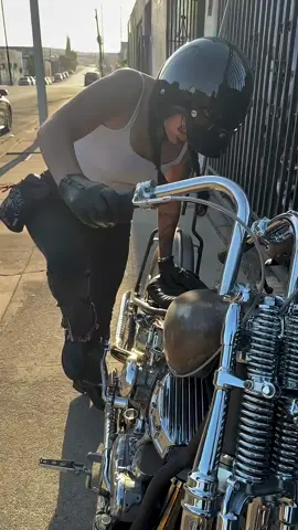 Starting a Harley-Davidson Evolution (Evo) with a kick-starter looks easy, doesn't it? #fypviralシ #chopper #oldschool #viral #fyp 