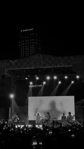 sakit banget ya kak🥹 #febyputri #bernaung #lyrics #foryoupage #fyp 