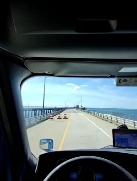 Passage dans un tunnel sous la mer. Une expérience unique ! 🌊 #usa #camion #truckinglife #fyp #viral 