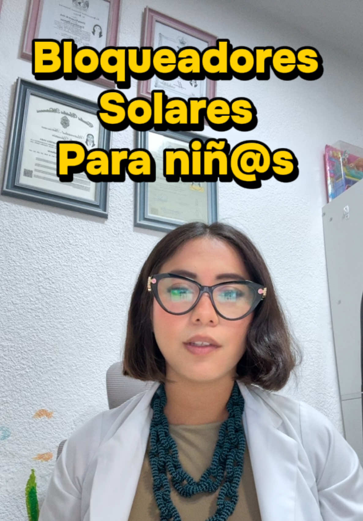 La salud hormonal de nuestros niños también se cuida desde pequeños. 🧸✨ Las hormonas participan en procesos fundamentales como el crecimiento, la pubertad, el metabolismo, la salud de los huesos y el desarrollo. Por eso es importante fomentar desde la infancia buenos hábitos: una alimentación equilibrada, actividad física, sueño adecuado y evitar exposiciones innecesarias a sustancias con potencial efecto como disruptores endocrinos. No se trata de tener miedo a todo lo que nos rodea, sino de tomar decisiones informadas y elegir, cuando sea posible, productos adecuados para su edad. Pequeños cambios en casa pueden contribuir a cuidar su salud hoy y durante su desarrollo. 💗 Dra. Vianey UC Endocrinóloga Pediatra #endocrinologapediatra #endocrino #hormonas #doctora #pediatra 