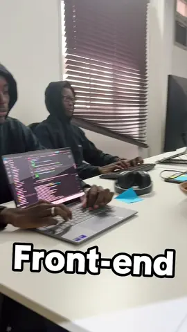 Backend vs Frontend : deux mondes, une même équipe. 😅💻 Quand le Frontend veut que tout soit beau et que le Backend veut surtout que ça fonctionne. 👀 Au final, chacun son terrain, mais le même objectif : faire tourner le produit. 🚀 #Backend #Frontend #Developers #Tech #DevLife 