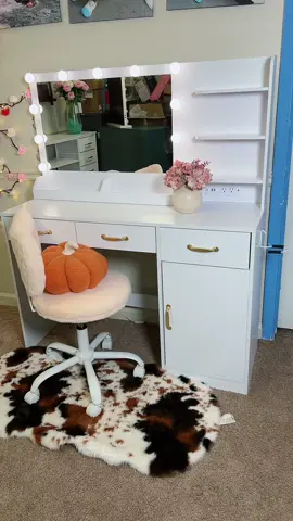 Bonito vanity de maquillaje con espejo de 11 focos led y estación de carga con toma corriente #vanitydesk #vanitymakeup #tiktokshopblackfridaysale @garveehomelife 