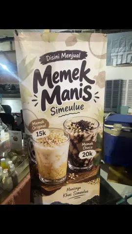 MEMEK Nama “memek” berasal dari kata mamemek dalam bahasa daerah setempat, yang berarti mengunyah-nguyah atau menggigit beras. Istilah ini merujuk pada kebiasaan nenek moyang suku Simeulue zaman dulu yang mengolah dan mengunyah beras ketan yang dicampur pisang. Pada masa lalu, makanan ini sering dijadikan sebagai bekal perjalanan atau perantauan karena praktis dan mengenyangkan. Kuliner tradisional ini telah resmi ditetapkan sebagai Warisan Budaya Takbenda Indonesia pada tahun 2019. Foto : Aceh Culinary Festival 2026 . . #memeksimeulue #simeulue #acehculinaryfestival #acf2026