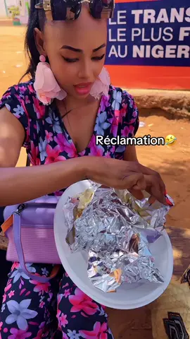 Me voilà encore à me fâcher pour la bouffe et ma sœur qui filmait en cachette🤣🤣Je vous jure il m’avait dit 1 boudin à 300f je lui est demandé de mètre 3 mes il m’a mi 3 petit morceau de 100f 100f fallait que je face une réclamation 😂😂