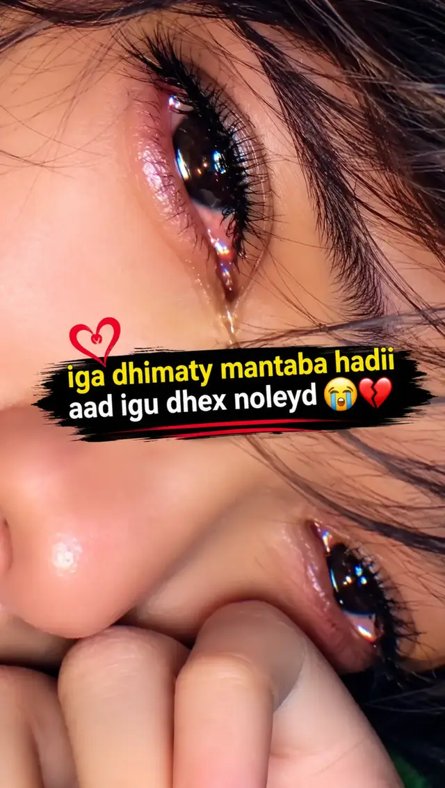 Iga dhimatay mantaba haddii aad igu dhex nooleyd, qalbigaygana meel aan adiga ahayn ma jirto. Haddii aad iga fogaato, indhahaygu way ilmeynayaan, laakiin qalbigaygu weligiis adiga ayuu ku xiran yahay. 😭💔”