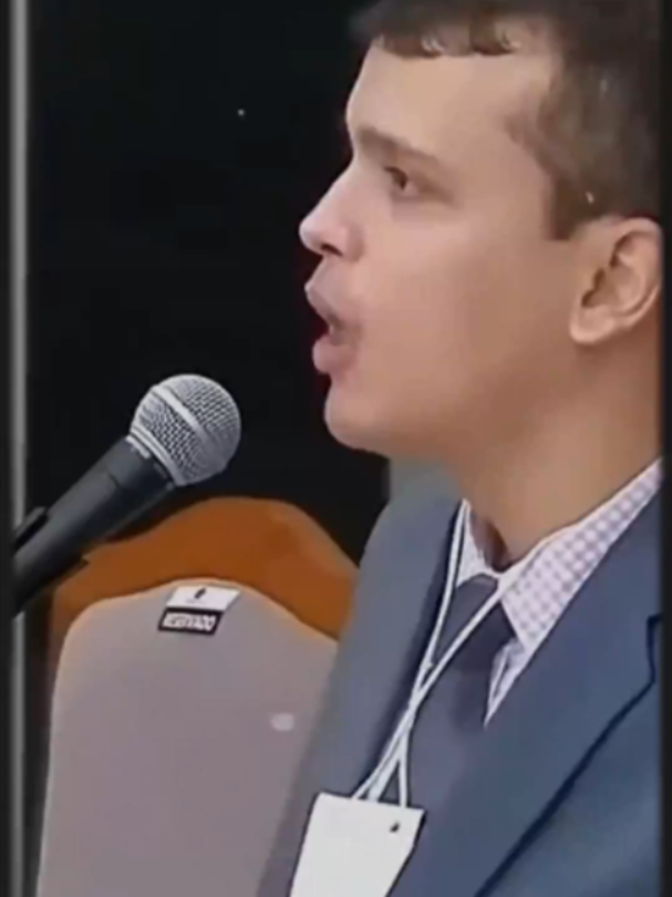 Ela pediu uma bênção. Jesus disse não. Ela pediu novamente. E continuou se humilhando e crendo. 🔥 Até que Jesus declarou: “Mulher, grande é a tua fé.” Talvez você esteja esperando uma resposta, mas não pare de buscar. #Jesus #Fé #Milagre #Oração #Bíblia #Evangelho #Perseverança #Pregação #ChamadosPelaFé