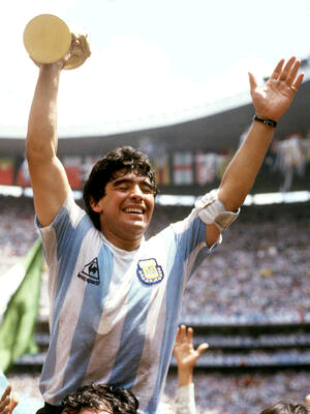 canción de Maradona - la mano de dios -cantante:Rodrigo alejandro bueno , lanzada la canción el 29 de febrero de 2000. #music #maradona #parati #videomusical #fyp 