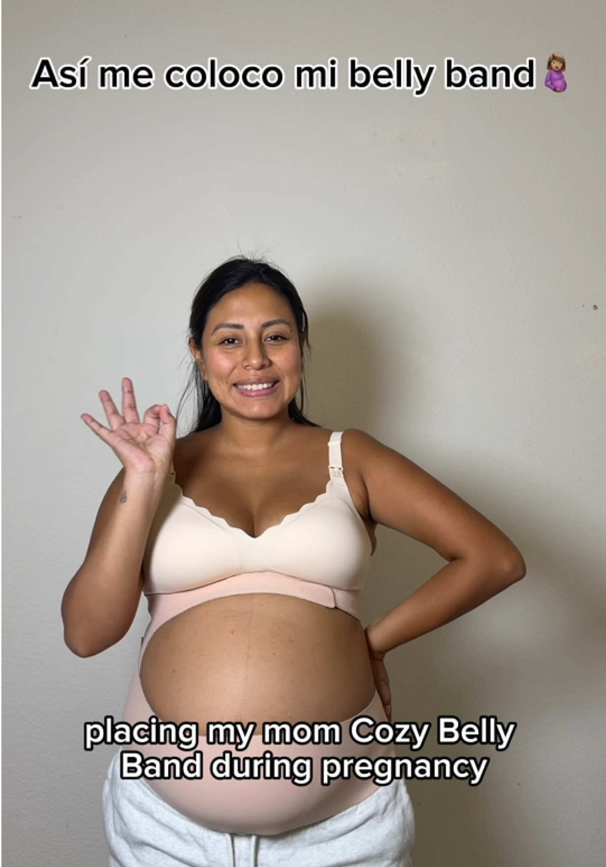 Mi pancita cada vez pesa más 🤰🏻💕 Les muestro cómo me coloco mi Momcozy Belly Band para tener un poquito más de soporte durante el día. ✨ Use code 30CAMILA para ahorrar en @Momcozy Official, link en mi bio✨    #momcozy #Momcozybellyband #MomcozyPregnancyEssentials #MomcozyNursingBra #pregnancy 