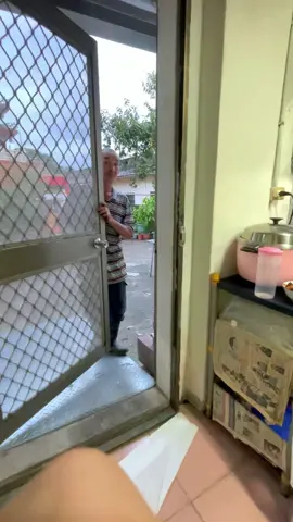 Tetanggaku ini orang baik best sejauh ini dia ngga pernah macem macem walaupun kadang aku suka risih soalnya dia intens banget ngasih makanan kerumah, kadang tiba tiba udh ada di depan pintu aja, bahkan kalo pintunya ngga aku kunci dia udh ada di dapur sambil manggilin “meme memei” Tapi ya begitulah ya hehe #tkwtaiwan_indonesia🇮🇩🇹🇼 #perawatlansia #kerjaditaiwan🇹🇼 #masakayam #creatorsearchinsights 