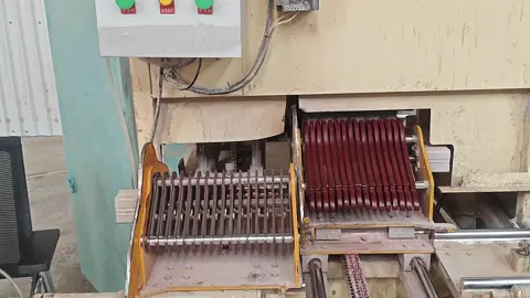 Công đoạn đánh bóng những chiếc móc sau khi được sơn phủ cũng là 1 trong những công đoạn cực kì quan trọng để tạo lên 1 chiếc móc chất lượng. #xuhuong #videoviral #moctreoquanao #dogiadung 