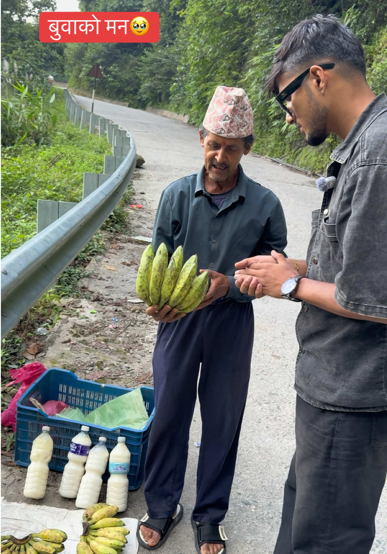 I told the man selling bananas by the roadside that I was on my way to visit a sick person and didn't have any money, asking if he would give me some for free; he then gave me the bananas at no cost.#rpavlog #sadstory #help #trending #fyp 