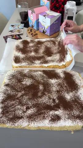 Рулети ТИРАМІСУ ☕️  ✅Для одного рулета треба: •яйця 5 шт. •цукор 150 г. •борошно 130 г. •розпушувач 10 г. •олія 2 ст.л. Збиваємо окремо білки з цукром,додаємо жовтки і знову збиваємо. Потім просіюємо борошно,розпушувач і в кінці вливаємо олію. Викладаємо на деко застелене пергаментом і випікаємо 15-20 хв. Викладаємо зверху пергамент,потім дошку і перевертаємо. Потім рушник та скручуємо,а коли охолонуть просочуємо кавою. ✅Крем: •вершки 300 мл. •маскарпоне 250 г. •цукрова пудра 100 г. Збиваємо холодні вершки з пудрою та маскарпоне і викладаємо на рулет. Скручуємо,даємо настоятись і смакуємо. #рулет #кава #рецепти #випічка 