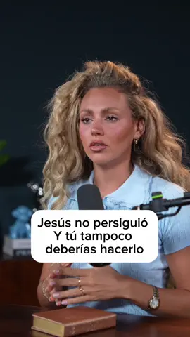 Jesús conoció a un joven rico que quería seguirle. Lo miró, lo amó y le dijo la verdad: debía dejar aquello a lo que estaba profundamente apegado y seguirle. El joven, entristecido, decidió darse la vuelta y marcharse. Y Jesús lo dejó ir. No corrió detrás de él. No cambió su mensaje para convencerlo. No intentó obligarlo a quedarse. **Lo amó, le dijo la verdad y respetó su decisión.** 🤍 Marcos 10:17-22 A veces no necesitas perseguir más, explicar más ni convencer más. ✨Deja espacio para que quien quiera caminar contigo también ELIJA y DEMUESTRE con ojo! ACTOS (no palabras) que quiere quedarse <333 #Jesus #Fe #gratitud #amorpropio #relaciones 