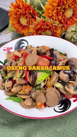 OSENG BAKSO JAMUR🍛🧆🌶️ Menu wajib yang harus kalian buat!✨Gue sampe berkali-kali masak oseng bakso jamur, ga pernah bosen. Sat set bikinya, enak gurih, udah bakso+jamur emang combo yang sulit ditolak🥰🤩 🔽RESEP🔽 Bahan :  2 pack Bakso Kanzler Original  250 gr jamur kancing 50 gr jamur kuping  Bahan Iris :  3 Siung Bawang Putih 3 Siung Bawang Merah 5 Pcs Cabe rawit Merah 3 Pcs Cabe Keriting Merah 1 Pcs Tomat 2 lbr Daun Bawang  Kalian jangan lupa cek isi kulkas, siapa tau bahan-bahannya ada di dalam kulkas, yuk bikin🥰😍