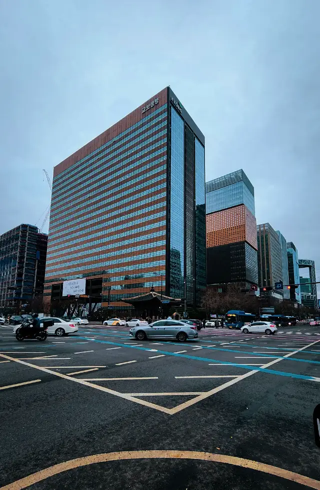 •到了这个年纪，要学会把情绪收起来，做一个在暴风雨里也默默走路的大人。不必去强求不属于你的关系，也不必去固执地伸手抓紧那阵早已吹过去的风。 Đến độ tuổi này rồi, phải học cách cất bớt cảm xúc vào trong, làm một người trưởng thành lặng lẽ bước đi ngay cả khi bão tố. Không cần gượng ép những mối quan hệ vốn không thuộc về mình, và cũng chẳng cần cố chấp vươn tay níu giữ một cơn gió đã thổi qua từ lâu#xuhuongtiktok #nhactamtrang #caphay #fypシ゚viral🖤tiktok #lovestory 