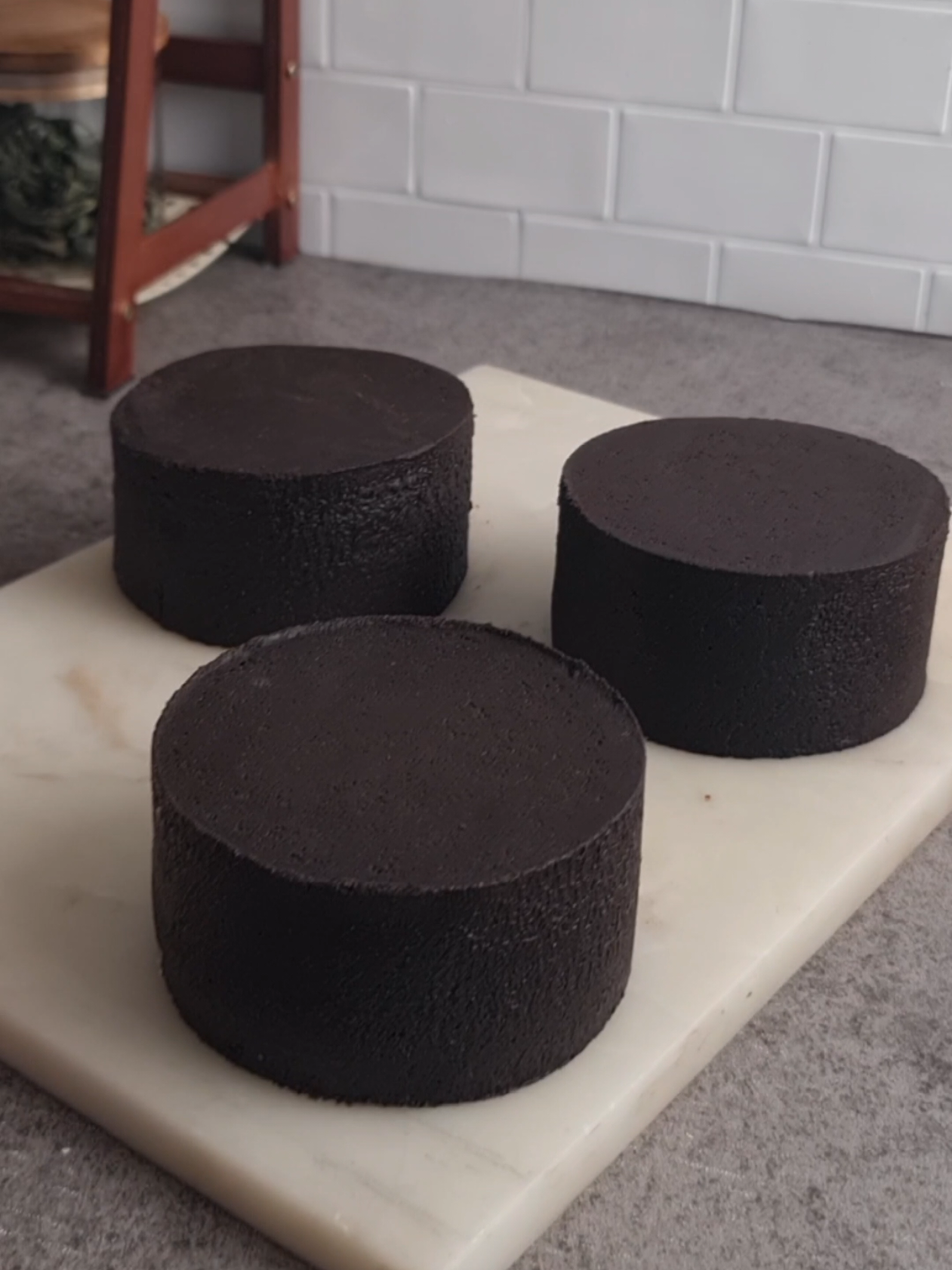 Cheesecake vanille & cœur chocolat La Ganache  • 100 g de chocolat au lait • 60 g de crème liquide entière • 10 g de beurre Faire chauffer la crème et la verser sur le chocolat. Mélanger jusqu’à obtenir une ganache lisse, puis ajouter le beurre. Mélanger et placer au réfrigérateur.  Coque biscuit cacao • 180 g de biscuits cacao sans garniture • 70 g de beurre fondu Mixer les biscuits puis ajouter le beurre fondu. Chemiser des cercles de rhodoïd ou papiercuisson. Répartir le biscuit au fond et sur les côtés en couche fine. Tasser et réserver au frais.  La crème au fromage  • 300 g de Philadelphia • 80 g de mascarpone • 70 g de sucre glace • 1 gousse de vanille • 180 g de crème liquide entière 30–35 % Fouetter le Philadelphia, le mascarpone, le sucre glace et la vanille. Monter la crème en chantilly puis l’incorporer délicatement. Montage 1. Déposer une couche de crème dans les coques. 2. Ajouter la ganache chocolat au centre. 3. Recouvrir de crème et lisser. 4. Fermer avec une fine couche de biscuit cacao. 5. Réfrigérer au moins 6 heures, idéalement toute une nuit. 🇬🇧 Vanilla Cheesecake & Chocolate Center Chocolate Ganache • 100 g milk chocolate • 60 g heavy cream • 10 g butter Heat the cream and pour it over the chocolate. Mix until smooth, then add the butter. Mix well and refrigerate. Chocolate Biscuit Shell • 180 g cocoa biscuits, filling removed • 70 g melted butter Crush the biscuits, then add the melted butter. Line the individual molds with acetate strips or parchment paper. Press the biscuit mixture onto the bottom and sides in a thin layer. Firmly pack it down and refrigerate. Cream Cheese Filling • 300 g Philadelphia cream cheese • 80 g mascarpone • 70 g powdered sugar • 1 vanilla bean • 180 g heavy cream, 30–35% fat Beat the cream cheese, mascarpone, powdered sugar and vanilla until smooth. Whip the heavy cream until stiff, then gently fold it into the cream cheese mixture. Assembly 1. Pipe a layer of cheesecake filling into the biscuit shells. 2. Add the chocolate ganache to the center. 3. Cover with more cheesecake filling and smooth the surface. 4. Seal with a thin layer of cocoa biscuit. 5. Refrigerate for at least 6 hours, ideally overnight. #allcrustcheesecake 