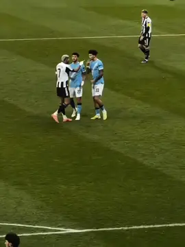 #fypシ゚viral🖤tiktok Moi pour jouer au eFootball Pour être doué pour jouer au eFootball (adapté aux débutants à intermédiaires) : 🎮 1. Comprendre les bases du contrôle et de la transmission Ne pas sprinter trop souvent - rendre le contrôle du ballon mauvais. Utilisez la passe traversante (passe percée) lorsque l'attaquant a couru. Essayez le passage manuel pour rendre l'appât plus précis. Lors de la défense, n'appuyez pas simplement sur (appuyez) continuer, maintenez la position en premier. balle laide. Utilisez la passe traversante (passe percée) lorsque l'attaquant a couru. Essayez le passage manuel pour rendre l'appât plus précis. Lors de la défense, n'appuyez pas simplement sur (appuyez) continuer, maintenez la position en premier. ⚽ 2. Choisissez une formation stable Bonne formation pour classé : 4-3-3 → adapté au jeu rapide et aux ailes actives. 4-2-1-3 → équilibre attaque et défense. 4-1-2-1-2 (diamant) → fort au milieu. Si vous aimez jouer au ballon court comme le FC Barcelone, utilisez une formation avec de nombreux milieux de terrain. 🧠 3. Définir le style de jeu de l'équipe Choisissez Contre rapide si vous aimez les contre-attaques rapides. Sélectionnez Possession Game si vous aimez tenir le ballon longtemps. Assurez-vous que le joueur correspond au style de jeu (vérifiez le niveau de style de jeu de l'équipe, essayez 90 +). 🔥 4. Améliorez et formez correctement les joueurs Concentrez-vous sur la mise à niveau vers la vitesse et la finition pour les grévistes. Sensibilisation défensive et tacle pour les défenseurs. Ne vous contentez pas de mettre à jour toutes les statistiques, ajustez la position. 🛡️ 5. Comment survivre en toute sécurité Utilisez des correspondances (ne glissez pas toujours). Fermez le chemin de passe, pas seulement pour chasser le ballon. Ne tirez pas tous les défenseurs hors de leur position. 🎯 6. Conseils supplémentaires pour monter rapidement en grade Jouer lorsque la connexion est stable (faible ping). Ne paniquez pas si vous concédez. Apprenez le schéma des adversaires (de nombreux spams passent).#mancity 