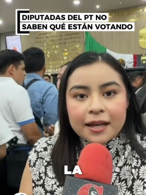 #República ❌ ASÍ EL NIVEL DEL PT: VOTA PERO NI LEE LAS REFORMAS Diputadas del PT fueron cuestionadas sobre los artículos modificados en la reforma electoral recién aprobada por el Congreso de Chiapas y no supieron qué responder. Más información en👇🏼 youtube.com/@maximoallendeperiodista