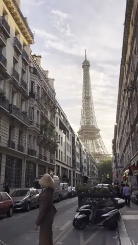 Tour Eiffel. Oui Madame.
