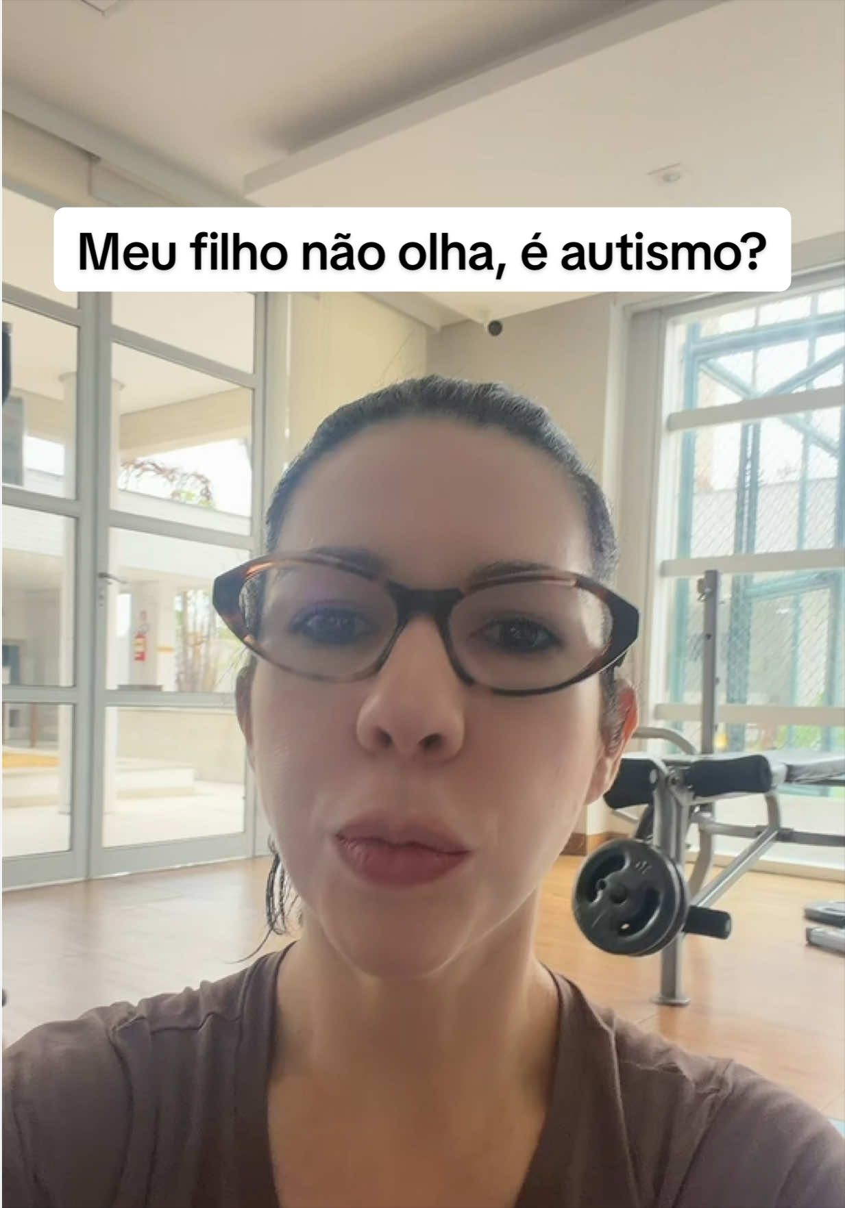 Olhar e permanecer olhando é um dos pré requisitos pra criança desenvolver a fala. #atrasodefala #autismo #DesenvolvimentoInfantil #meufilhonaofala #dificuldadenafala 