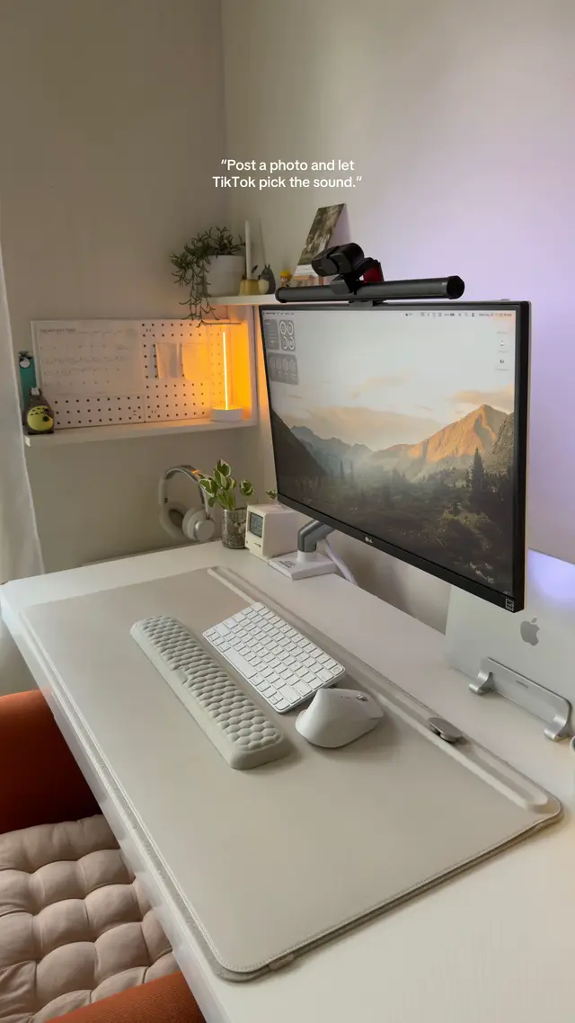 My kind of comfort. ♡  . . #foryou #desksetup #wfhsetup #deskgoals #cozyvibes 