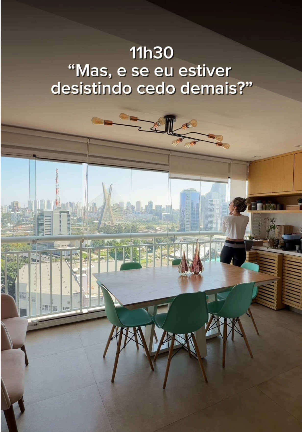 Tem decisão que você já tomou. Só ainda não conseguiu aceitar. Porque, no fundo, você sabe quando uma relação não cabe mais na sua vida. O problema é que saber não faz doer menos. Então você volta. Repensa. Procura uma brecha. Lembra dos dias bons. Se pergunta se não está sendo radical demais. E, sem perceber, começa a exigir uma certeza impossível: “Eu só vou embora quando não sentir mais nenhuma dúvida.” Mas talvez esse dia nunca chegue. Você pode amar alguém e ainda assim entender que não quer mais viver daquela forma. Pode sentir saudade e não voltar. Pode ter dúvida e manter uma decisão. Pode até imaginar como seria se ele mudasse e, mesmo assim, parar de construir a sua vida em cima dessa possibilidade. A maturidade não aparece quando você finalmente deixa de sentir. Às vezes, ela aparece quando você para de usar o que sente para negociar aquilo que já sabe. Nem toda dúvida significa que você está tomando a decisão errada. Às vezes, significa só que a decisão certa também dói.