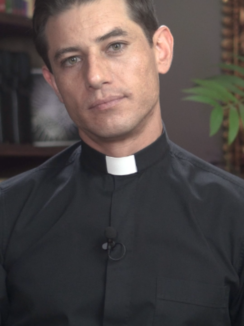 SI TE ALEJASTE DE DIOS, ESTE EVANGELIO ES PARA TI  Mateo 21, 28-32   “Un hombre tenía dos hijos. Se acercó al primero y le dijo:  ‘Hijo, ve hoy a trabajar en la viña’. Él respondió: ‘No quiero’;  pero después se arrepintió y fue.”   Quizá tú también le dijiste “NO” a Dios.  Dejaste de rezar. Te alejaste. Te cansaste. Te equivocaste.  Pero tu historia no terminó ahí.  Tu “NO” está escrito en tu pasado. Tu “SÍ” todavía puede cambiar tu historia.  Hoy no necesitas tener la vida resuelta. Solo necesitas dar un paso hacia Dios.   Levántate. Cristo todavía te está esperando.  #heribertogarciaar #reflexion #evangelio #REGRESA