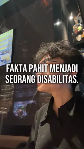 tapi setelah dipikir-pikir, semua orang kayaknya nggak akan pernah benar-benar puas. kita selalu berpikir kalau berada di posisi orang lain mungkin hidup kita bakal lebih enak. padahal, di luar sana mungkin ada banyak orang yang justru ingin berada di posisi kita sekarang. makanya mungkin yang paling penting bukan terus-terusan compare hidup kita dengan hidup orang lain. learn to be content with who you are and where you are right now. karena mungkin yang selama ini kita anggap “kurang” adalah sesuatu yang orang lain sangat inginkan.