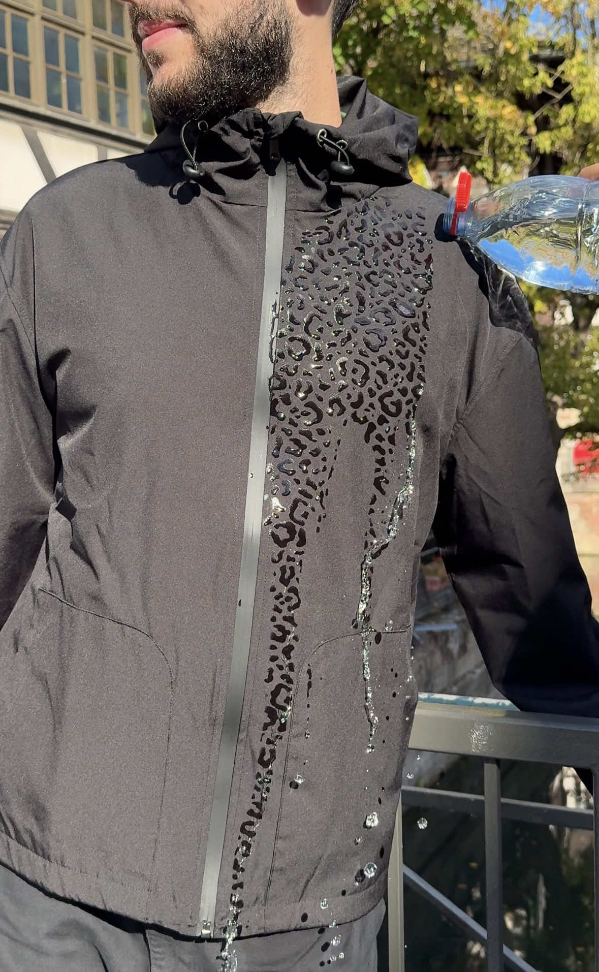 Vous l’attendiez… voici la veste Wearhyo réactive à l’eau.  Disponible très bientôt 🔥