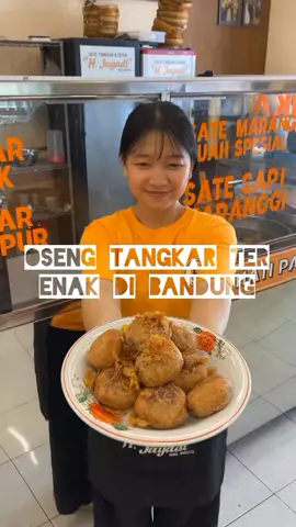 OSENG TANGKAR TER ENAK DI BANDUNG?! 🤤 Akhirnya nemu yang kuah tangkar nya xjkhewb2 bold medok parah! Satu porsi oseng tangkar nya ada daging, kikil, dan paru lengkap! Paling cocok dimakan sama perkedel isian kornet pedas nya Soto Tangkar Haji Jayadi #sototangkar #osengtangkar #kulinerbandung