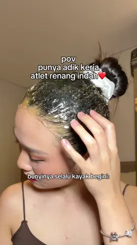 pov beda dari atlet renang indah :’) nih kalo yang mau spill Produk: Mosseru - Revitalizing Shampoo✅ BEST UNTUK : hair fall & dull hair (bantu stimulasi keratin alami) Udah ada: ✨ PDRN Gingseng ✨ Caffeine ✨ Ginger Exosome ✨ Redensyl ✨ Procapil Kata gw nih cewe” yang relate sama gw rontoknya, BELI SKRNG! 🫵🏻🫵🏻 Namanya Mosseru Revitalizing Shampoo 🍃✨ #fyp #jakarta #shampoo #haircare  #mosseru 