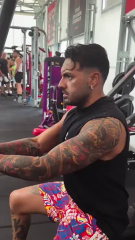 Daniele non molla un centimetro. 🦾  Ogni singola ripetizione, ogni goccia di sudore e ogni nuovo limite superato in palestra ha una costante: la guida fondamentale del suo coach Patrizio Vaiano. Quando il talento incontra la giusta guida, i risultati sono solo una questione di tempo.  Insieme verso il prossimo obiettivo! 🎯 #FitnessMotivation #GymLife #fanclub #CoachEAtleta #danieledemartino  