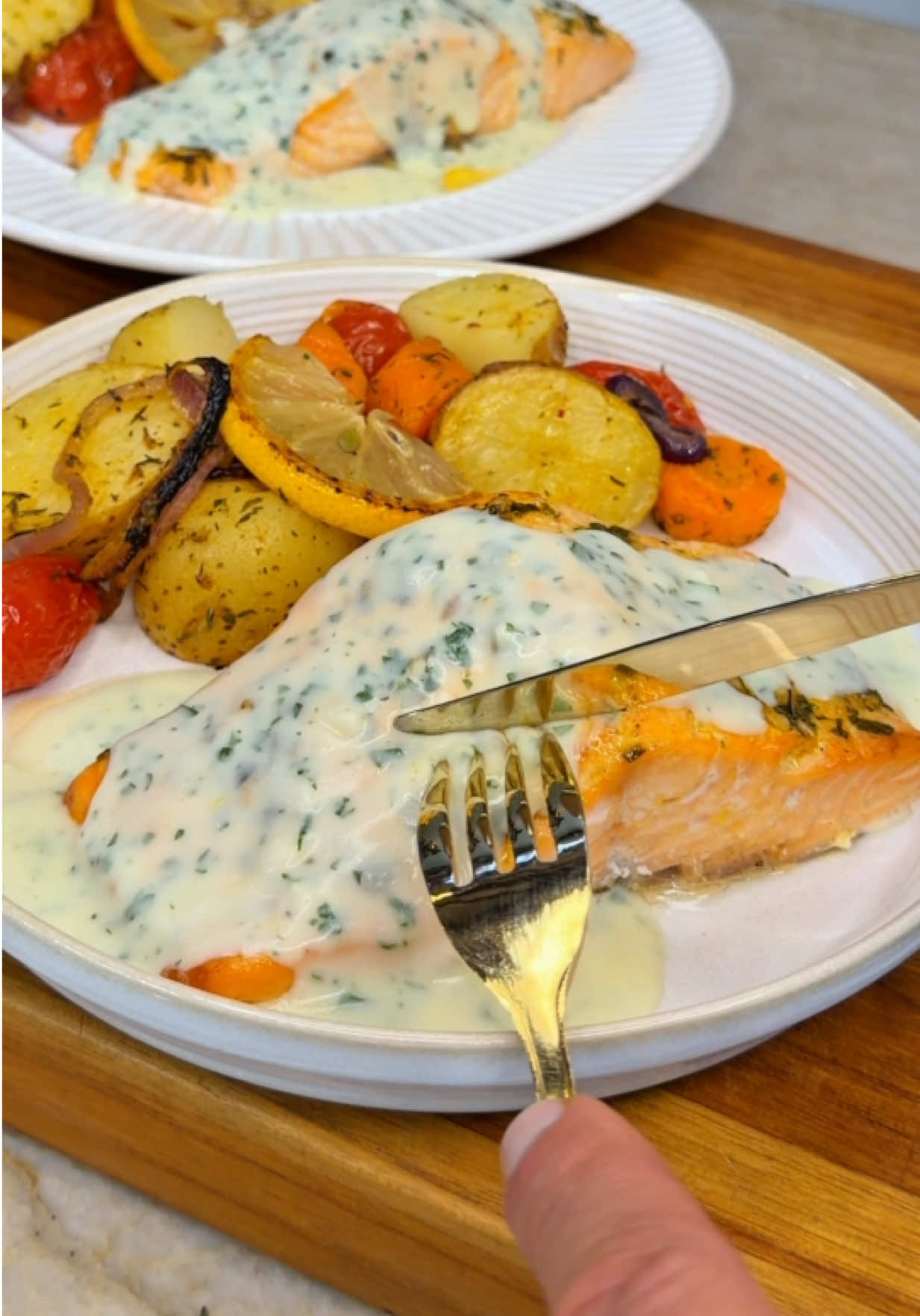Salmão assado com legumes.  Ingredientes:  Para os legumes assados:    3 batatas pequenas em cubos pré cozidas    2 cenouras em cubos pré cozidas    1 punhado de tomatinhos    1 cebolas roxa   1 colher de chá de tomilho   1 colher de chá de salsa    1 colher de chá de páprica defumada   1/2 colher de chá de alho em pó   Sal e pimenta a gosto    Para o salmão:    3 filés de salmão   3 colheres de sopa de azeite    1 colher de chá de mostarda    2 dentes de alho ralados   Um pouco de salsinha picada   1/2 colher de chá de páprica defumada    Sal e pimenta a gosto.    Tempo de forno:  25 minutos a 200 graus. Modo de preparo para o molho cremoso de ervas: Ingredientes: 2 colheres de sopa de manteiga 1 colher de sopa de farinha (rasa) 300 ml de leite 1 punhado de salsa picada 1 colher de chá de mostarda Suco de 1/2 limão siciliano 1 dente de alho picadinho Sal e pimenta-do-reino a gosto. Derreta a manteiga, em seguida acrescenta o alho picado, a farinha de trigo e cozinhe por 2 minutos. Entre com o leite e vá batendo com ajuda de um fouet para não ficar grumos. Assim que o molho engrossar adicione a mostarda, a salsa picada, o suco do limão e ajuste o sal e a pimenta. #receitas #receitafacil #peixe #jantar